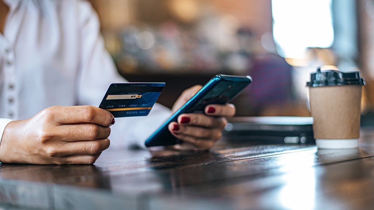 Чем грозит клиентам банков отмена сроков годности у карт «Мир»